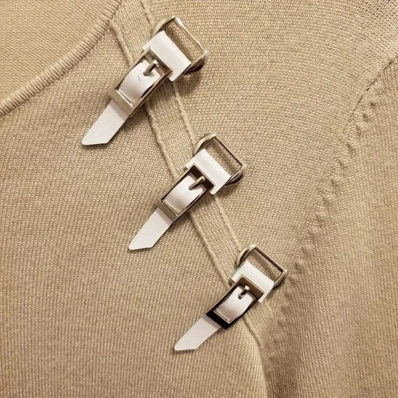 🎉HP🎉Escapade Women's Buckle Top - Picture 2 of 5